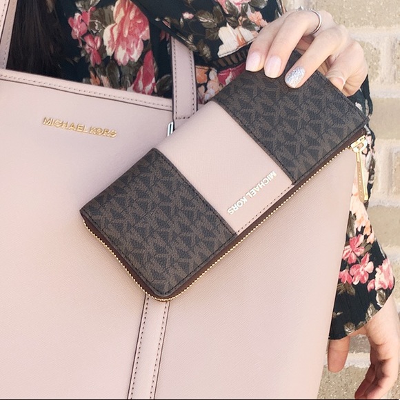 Gaby’sBags💕Michael Kors large zip wallet - Picture 3 of 5